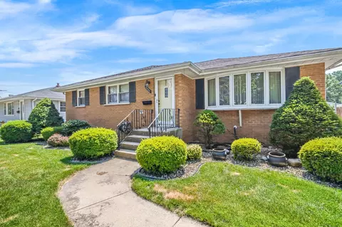 9020 Pettit Dr, Highland, IN 46322