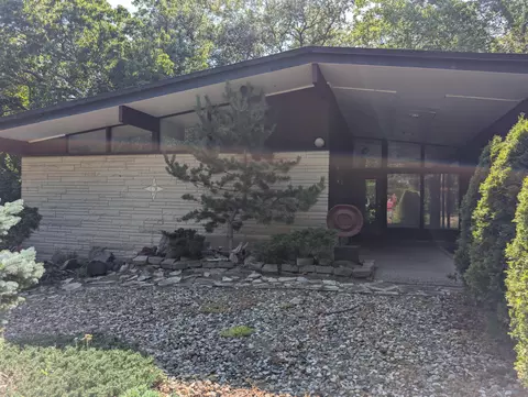 12 S Shore Ave, Beverly Shores, IN 46301
