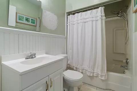 Bath - 266 Maxwell St, Crown Point, IN 46307 photo 1 of 2