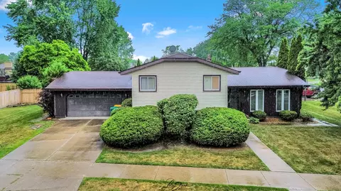 9421 Cottonwood Dr, Munster, IN 46321