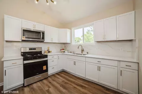Kitchen - 933 E 44th Pl, Gary, IN 46409 photo 2 of 5