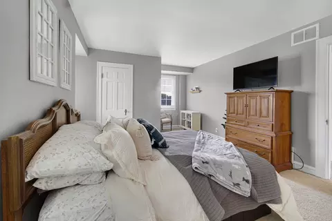 Bedroom - 1503 Warwick Ave, Whiting, IN 46394 photo 2 of 4