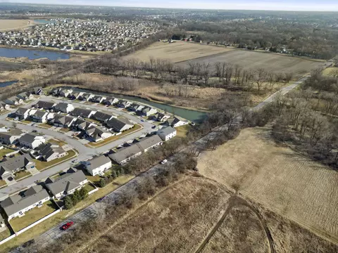 1252 Sawgrass Dr, Griffith, IN 46319 photo 22
