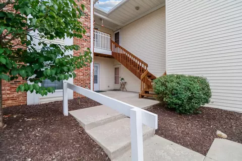 856 Edgewood Glen Dr, Valparaiso, IN 46385
