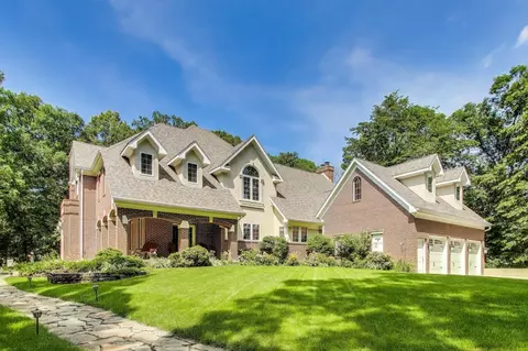 273 Bridlewood Ln, Valparaiso, IN 46385