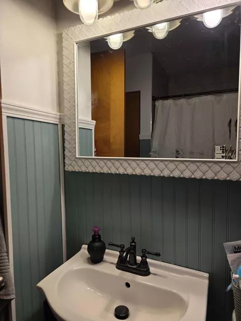 Bath - 5336 W 41st Ave, Gary, IN 46408 photo 2 of 2