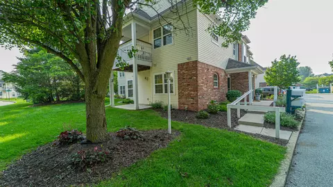 851 Forest Glen Dr, Valparaiso, IN 46385