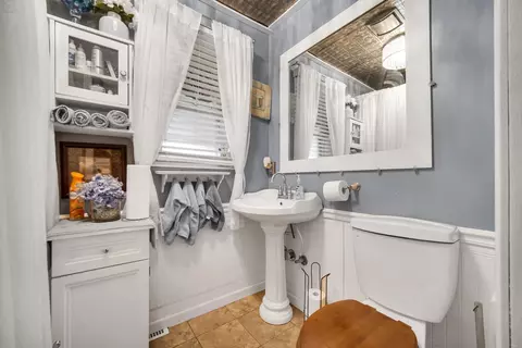 Bath - 2816 Beverly Dr, Gary, IN 46408 photo 1 of 2