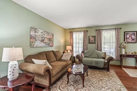 Living - 400 Edith Ct, Crown Point, IN 46307 photo 2 of 3