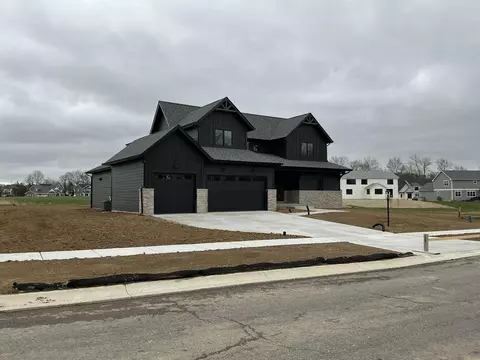 2900 Old Oak Dr, Valparaiso, IN 46385