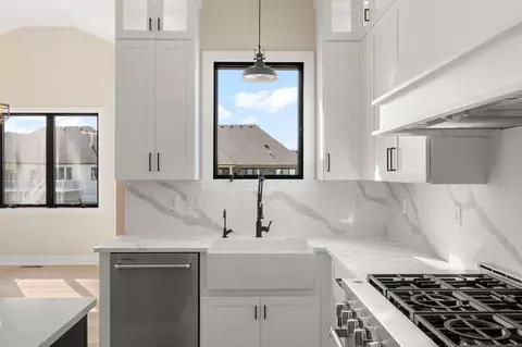 Kitchen - 9701 Sweetspire Ave, Saint John, IN 46373 photo 9 of 9