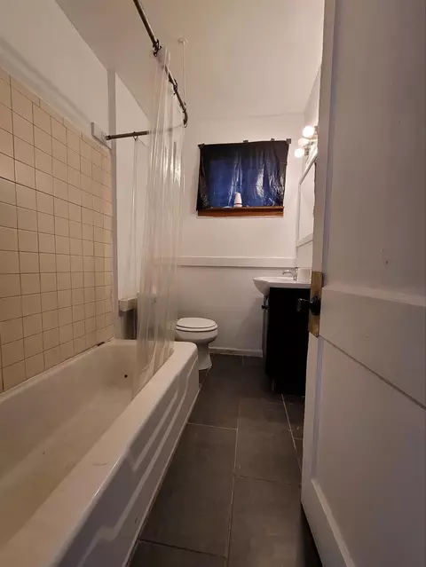 Bath - 852 Kentucky St, Gary, IN 46402 photo 2 of 3