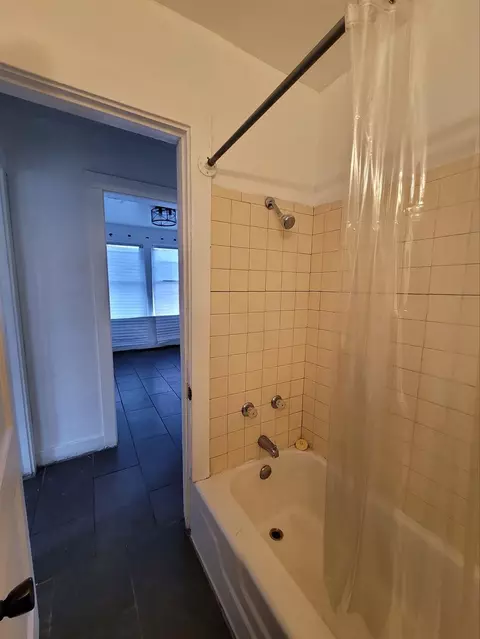 Bath - 852 Kentucky St, Gary, IN 46402 photo 1 of 3