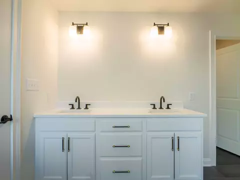 Bath - 1855 Trailbrook Dr, Valparaiso, IN 46385 photo 6 of 7