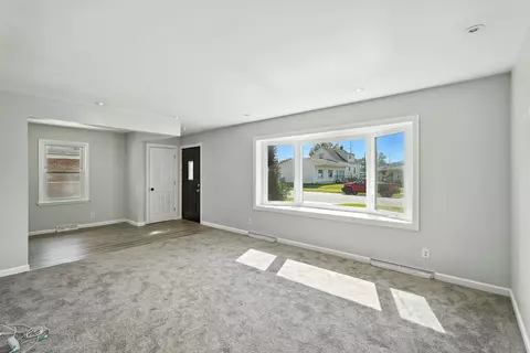 Living - 913 N Dwiggins Ave, Griffith, IN 46319 photo 2 of 3