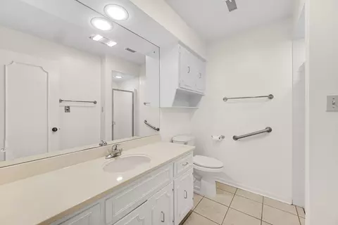 Bath - 2291 Martha St #B2, Highland, IN 46322 photo 1 of 2