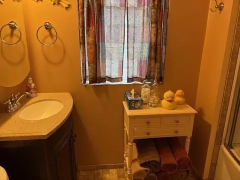 Bath - 1726 Davis Ave, Whiting, IN 46394 photo 2 of 6
