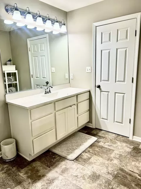 Bath - 1041 E 117th Pl, Crown Point, IN 46307 photo 2 of 4