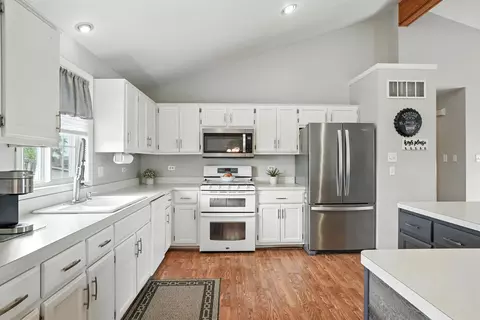 832 Robin Ct, Dyer, IN 46311 photo 9