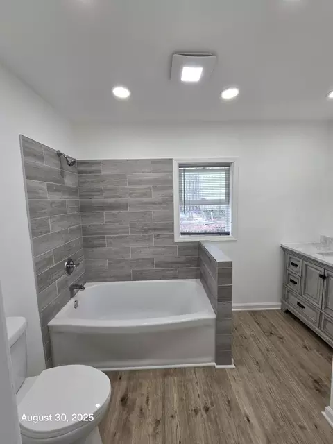 Bath - 2345 Ranburn Dr, Gary, IN 46408 photo 1 of 1