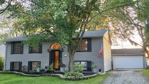 1703 Lind Ln, Valparaiso, IN 46383