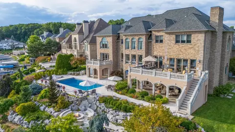459 Surrey Hill Ln, Valparaiso, IN 46385