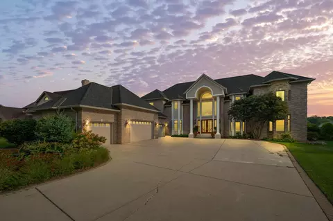 459 Surrey Hill Ln, Valparaiso, IN 46385