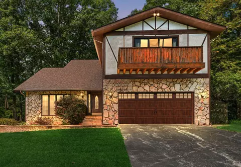 679 Slalom Ln, Valparaiso, IN 46383