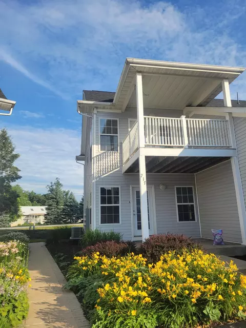 217 Prestwick Dr #B, Valparaiso, IN 46385