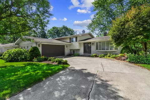 321 Elizabeth Dr, Crown Point, IN 46307 photo 1