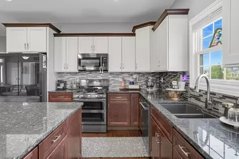 Kitchen - 13028 Waterleaf Dr, Saint John, IN 46373 photo 2 of 4