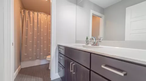 Bath - 520 E 700, Valparaiso, IN 46383 photo 6 of 9