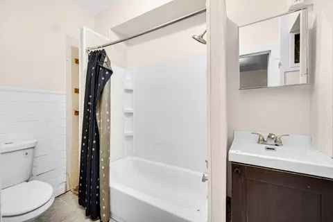 Bath - 846 Stevenson St, Gary, IN 46406 photo 1 of 2