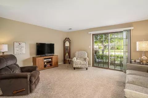 Living - 1638 Camellia Dr #1A, Munster, IN 46321 photo 3 of 4