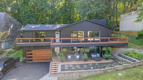 460 Roxbury Rd, Valparaiso, IN 46385