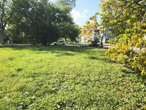 8 Wayne St, Valparaiso, IN 46385