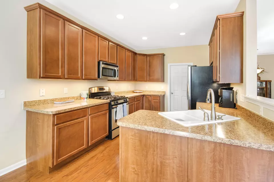Kitchen - 9937 Settlers Ct, Saint John, IN 46373 photo 2 of 2