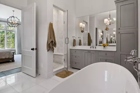 Bath - 640 Eleanor Rose Ct, Crown Point, IN 46307 photo 2 of 11