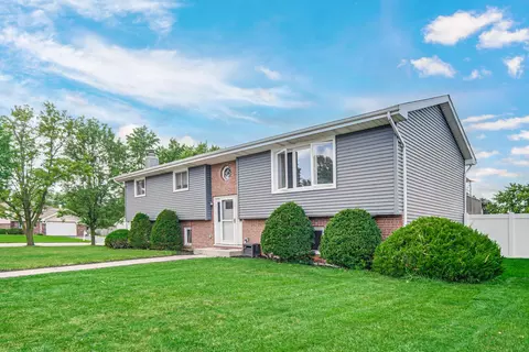 1011 Arrowhead Dr, Dyer, IN 46311 photo 2