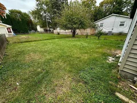 Exterior - 1817 W Porter Ave, Chesterton, IN 46304 photo 4 of 5