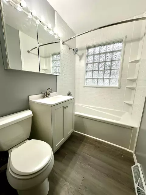 Bath - 1817 W Porter Ave, Chesterton, IN 46304 photo 1 of 3