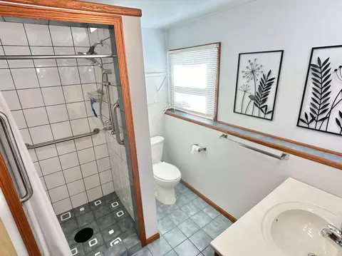 Bath - 907 W Pine Pl, Griffith, IN 46319 photo 1 of 3