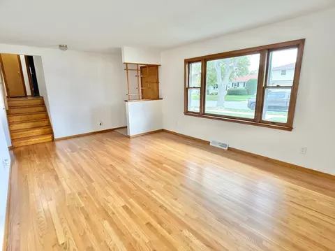 Living - 907 W Pine Pl, Griffith, IN 46319 photo 1 of 2