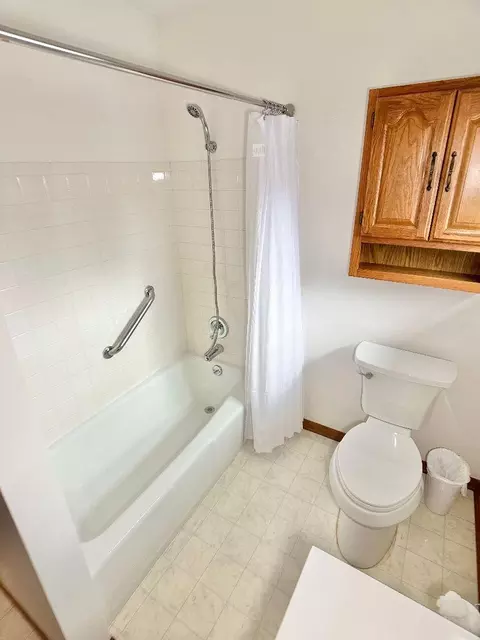 Bath - 907 W Pine Pl, Griffith, IN 46319 photo 2 of 3