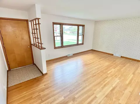Living - 907 W Pine Pl, Griffith, IN 46319 photo 2 of 2