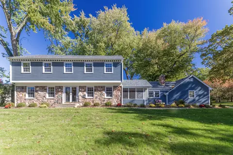 1704 Clover Ln, Valparaiso, IN 46385