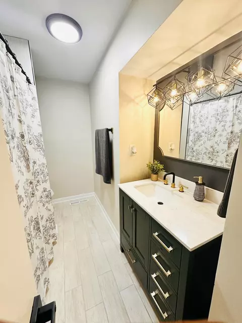 Bath - 6741 Ash Pl, Gary, IN 46403 photo 2 of 4