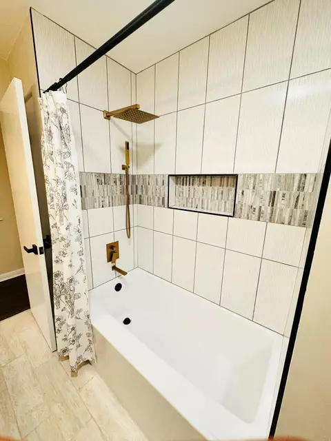 Bath - 6741 Ash Pl, Gary, IN 46403 photo 1 of 4