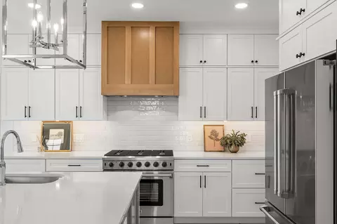 Kitchen - 10511 Mahogany Ter, Saint John, IN 46373 photo 6 of 8