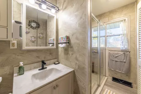Bath - 225 N Dwiggins St, Griffith, IN 46319 photo 2 of 3